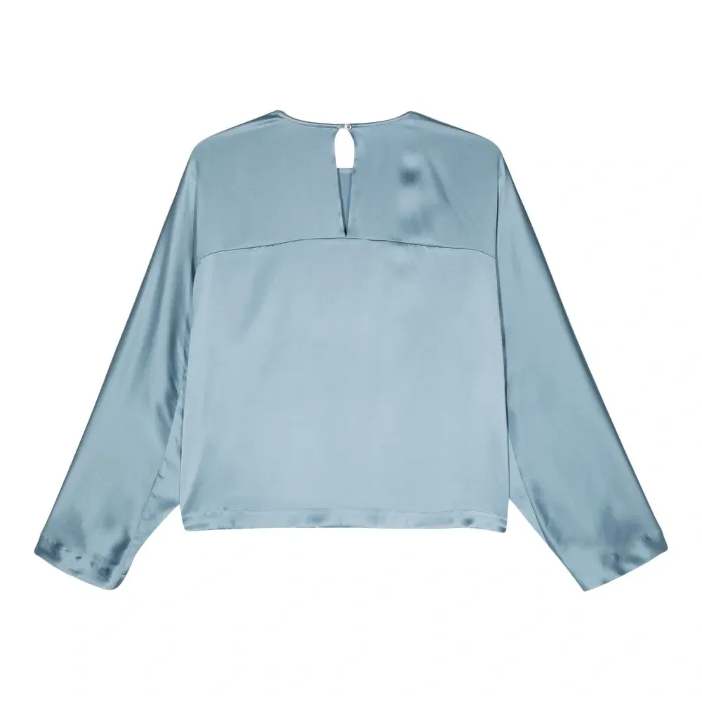 Атласная блузка с приспущенными плечами