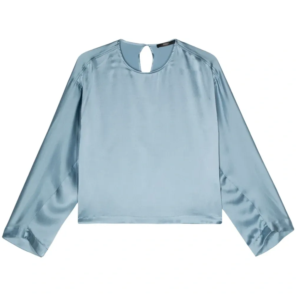 Атласная блузка с приспущенными плечами