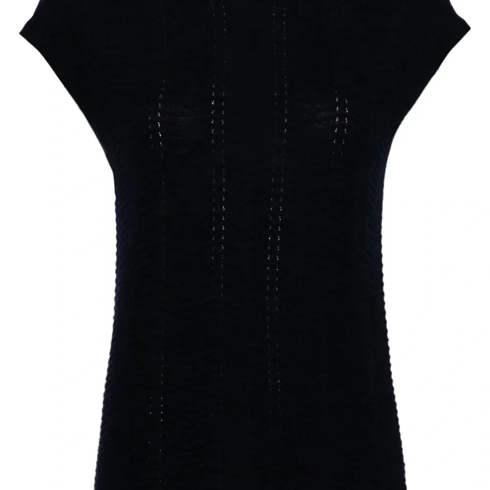 Топ с декоративной строчкой