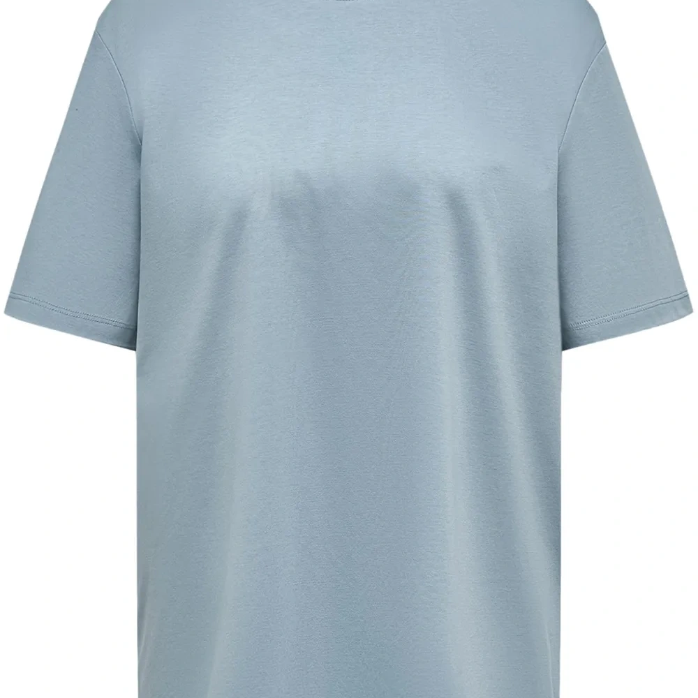 футболка с круглым вырезом