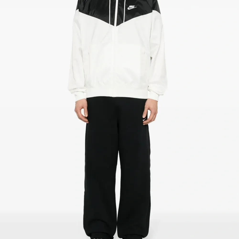 Спортивные брюки Solo Swoosh широкого кроя