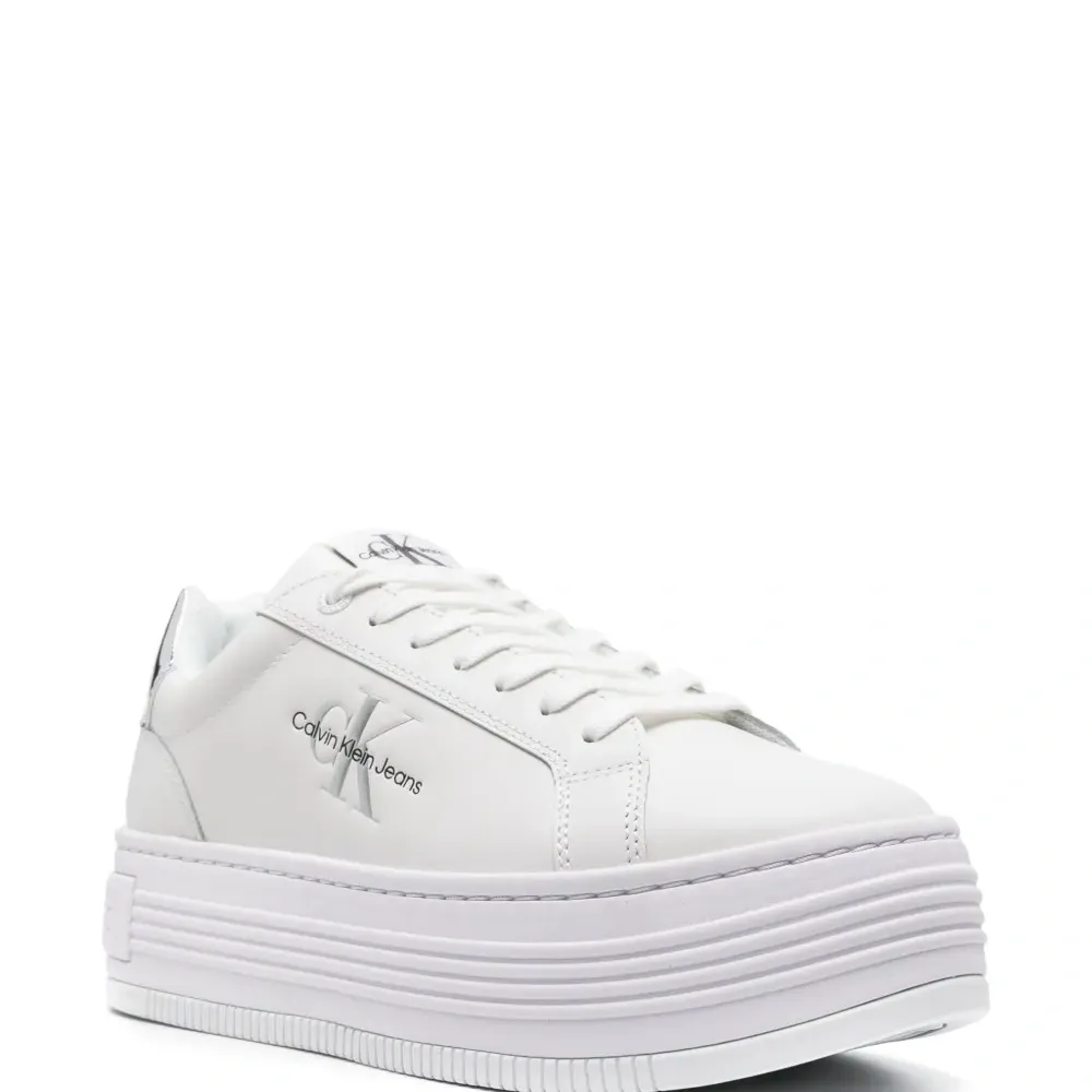 Кроссовки на платформе с тисненым логотипом