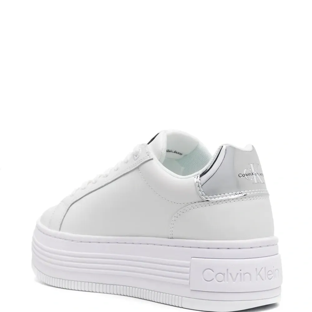 Кроссовки на платформе с тисненым логотипом