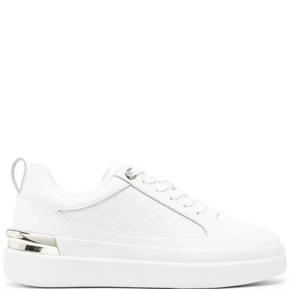 Кеды с тисненым логотипом