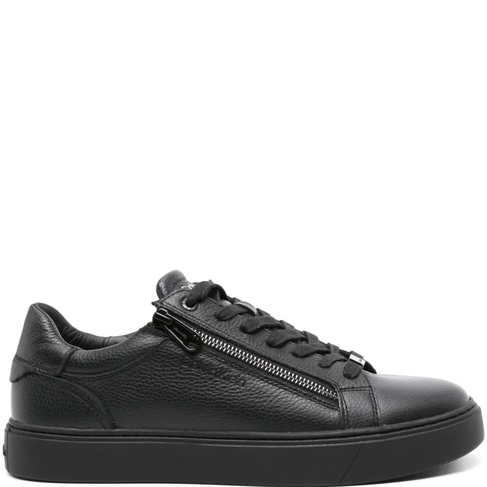 Кеды с тисненым логотипом