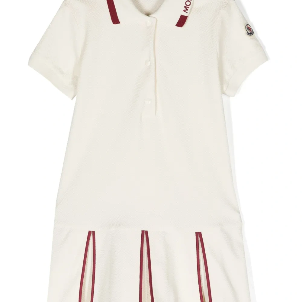 Расклешенное платье с воротником поло