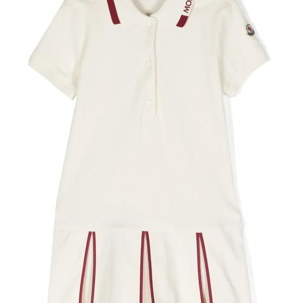 Расклешенное платье с воротником поло