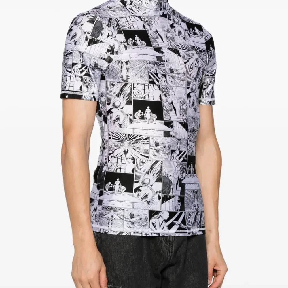 Футболка с воротником-воронкой и принтом