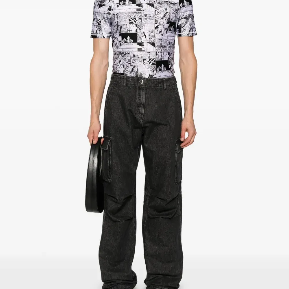 Футболка с воротником-воронкой и принтом