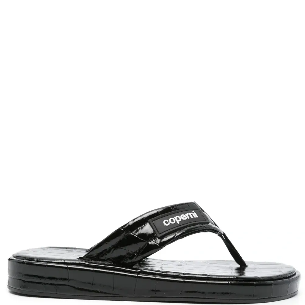 Шлепанцы с тиснением под кожу крокодила Шлепанцы с тиснением под кожу крокодила