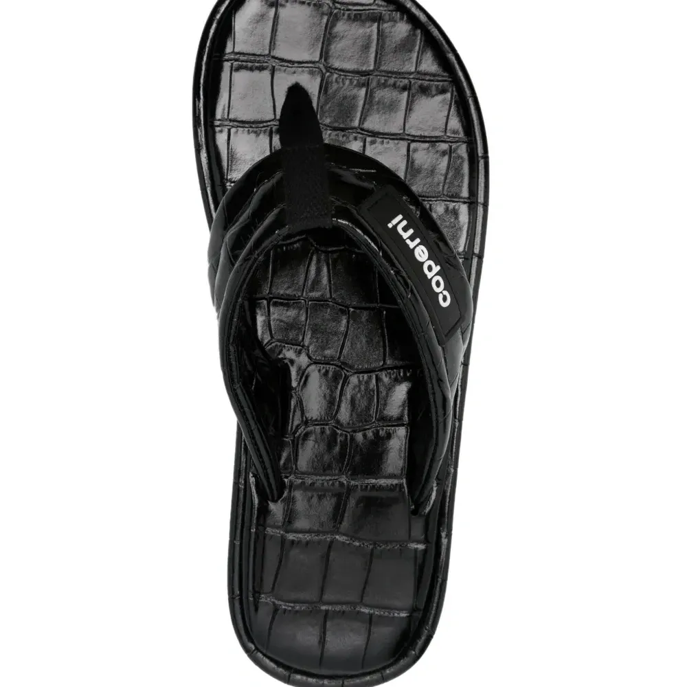 Шлепанцы с тиснением под кожу крокодила Шлепанцы с тиснением под кожу крокодила