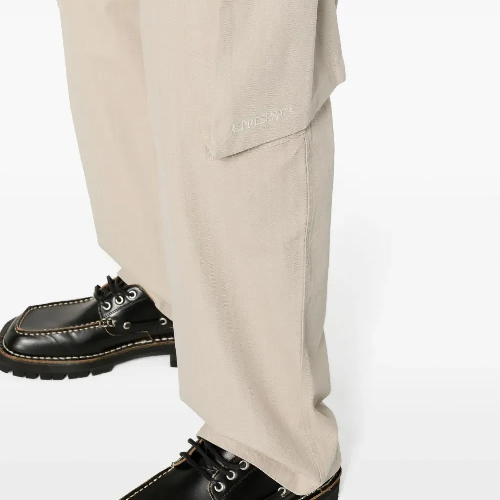 Брюки с вышитым логотипом