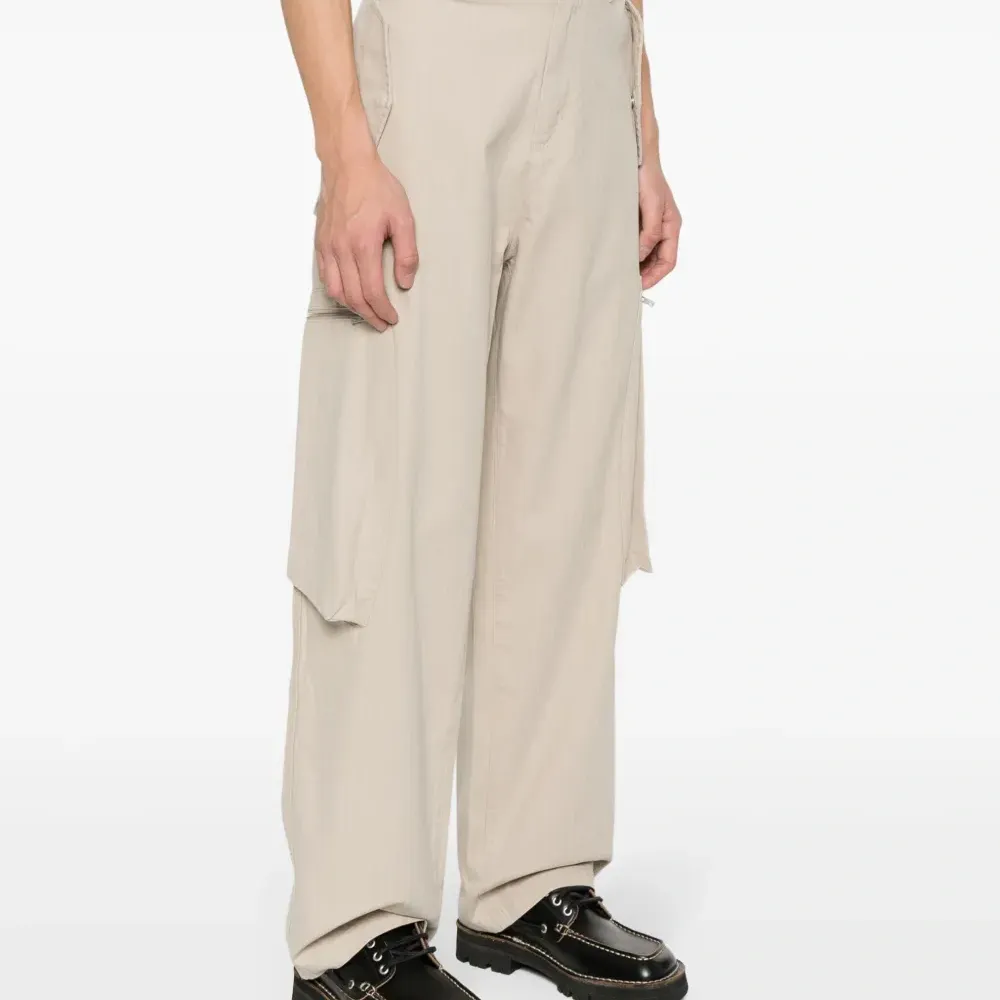 Брюки с вышитым логотипом