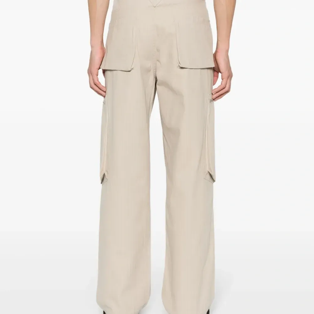 Брюки с вышитым логотипом