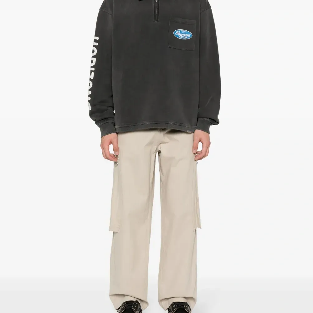 Брюки с вышитым логотипом