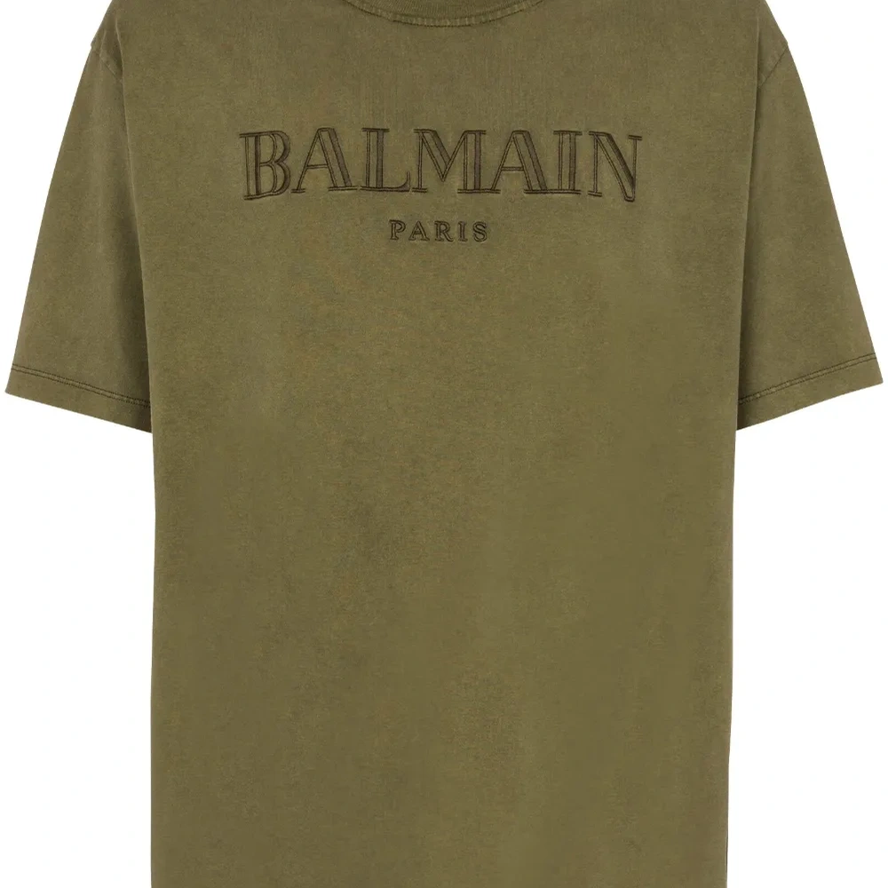 Футболка с вышитым логотипом