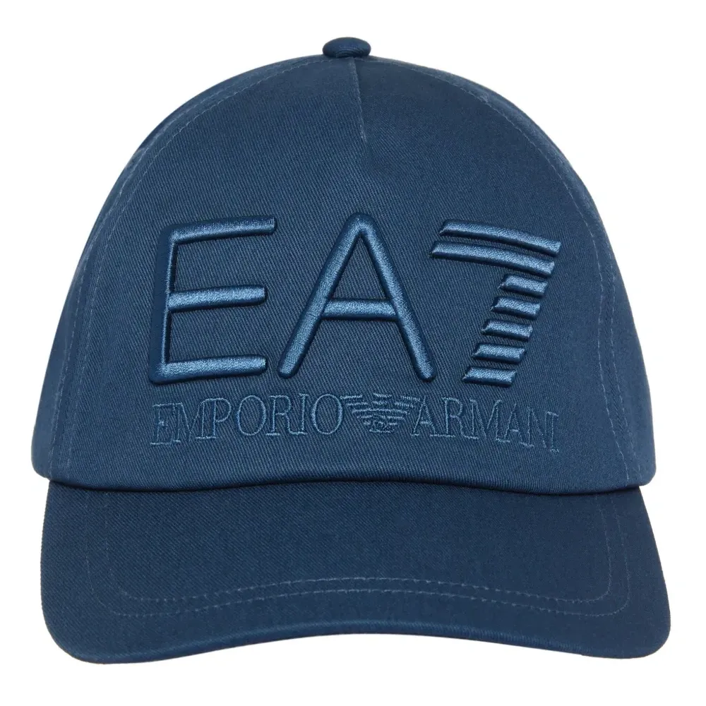 Кепка с вышитым логотипом