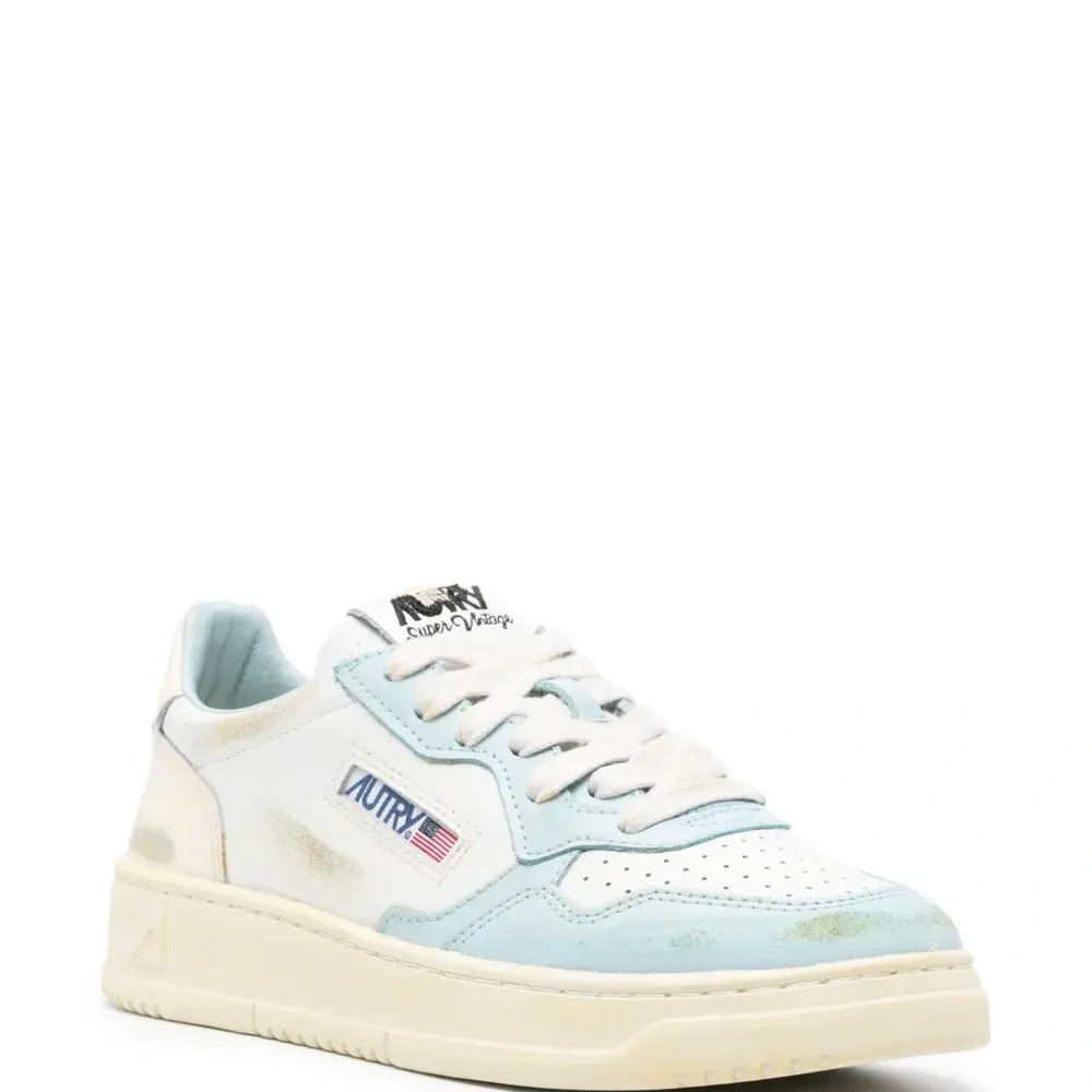 Кроссовки с эффектом потертости