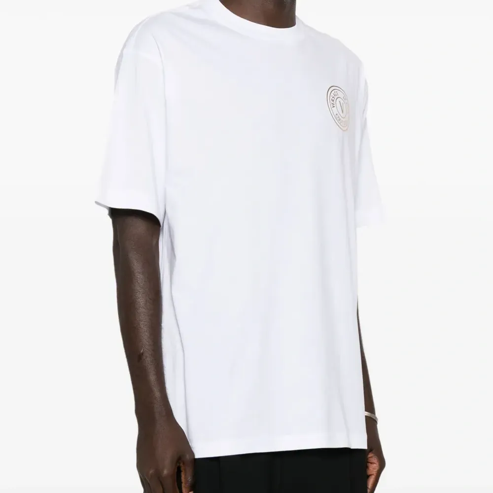 Футболка с логотипом V-Emblem