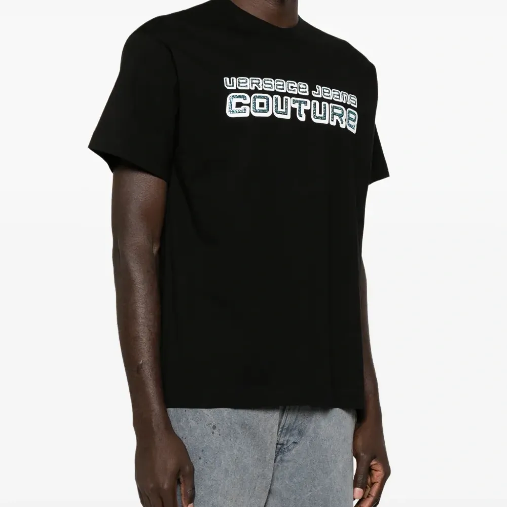 Футболка с логотипом и стразами