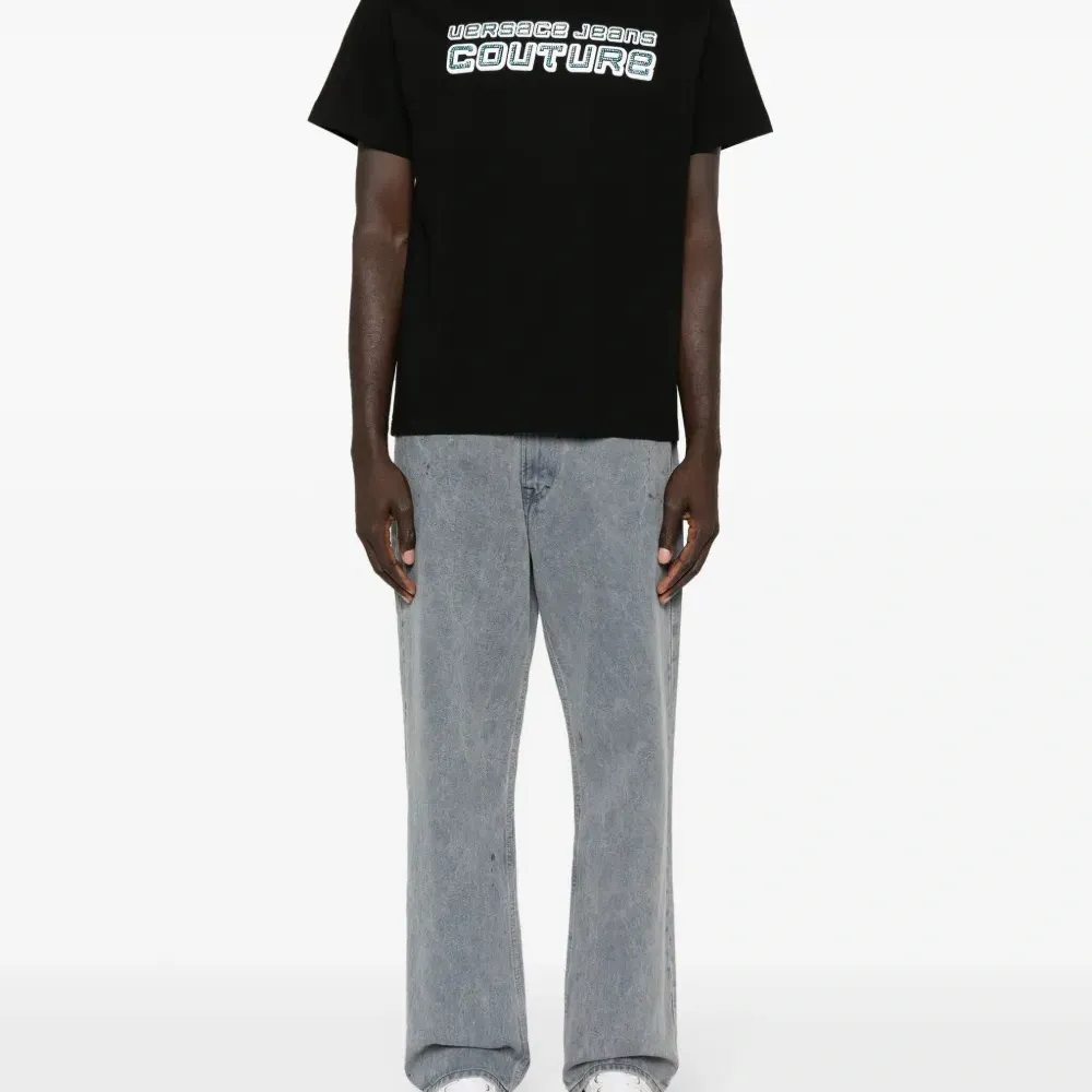 Футболка с логотипом и стразами