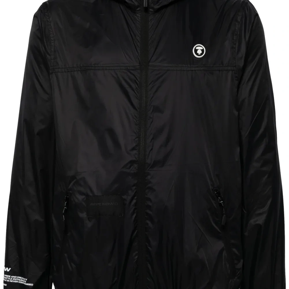 Куртка с капюшоном и логотипом