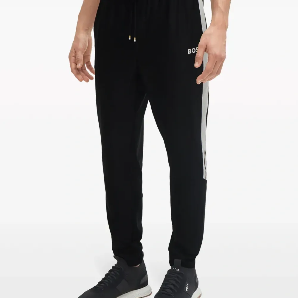 Джоггеры с лампасами из коллаборации с Matteo Berrettini