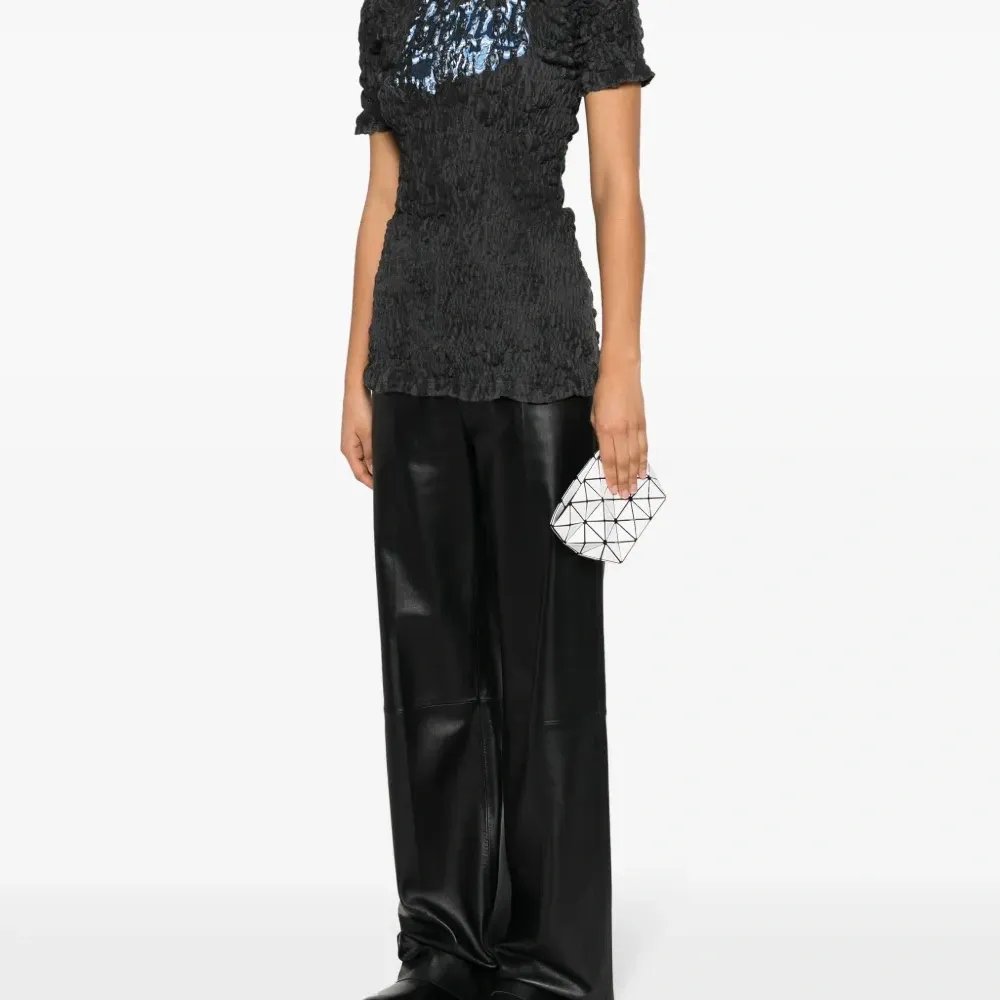 Лакированный клатч с геометричным узором