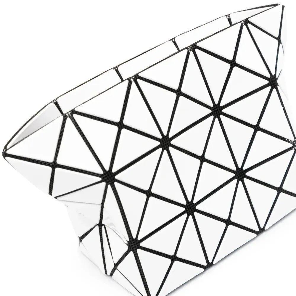 Лакированный клатч с геометричным узором