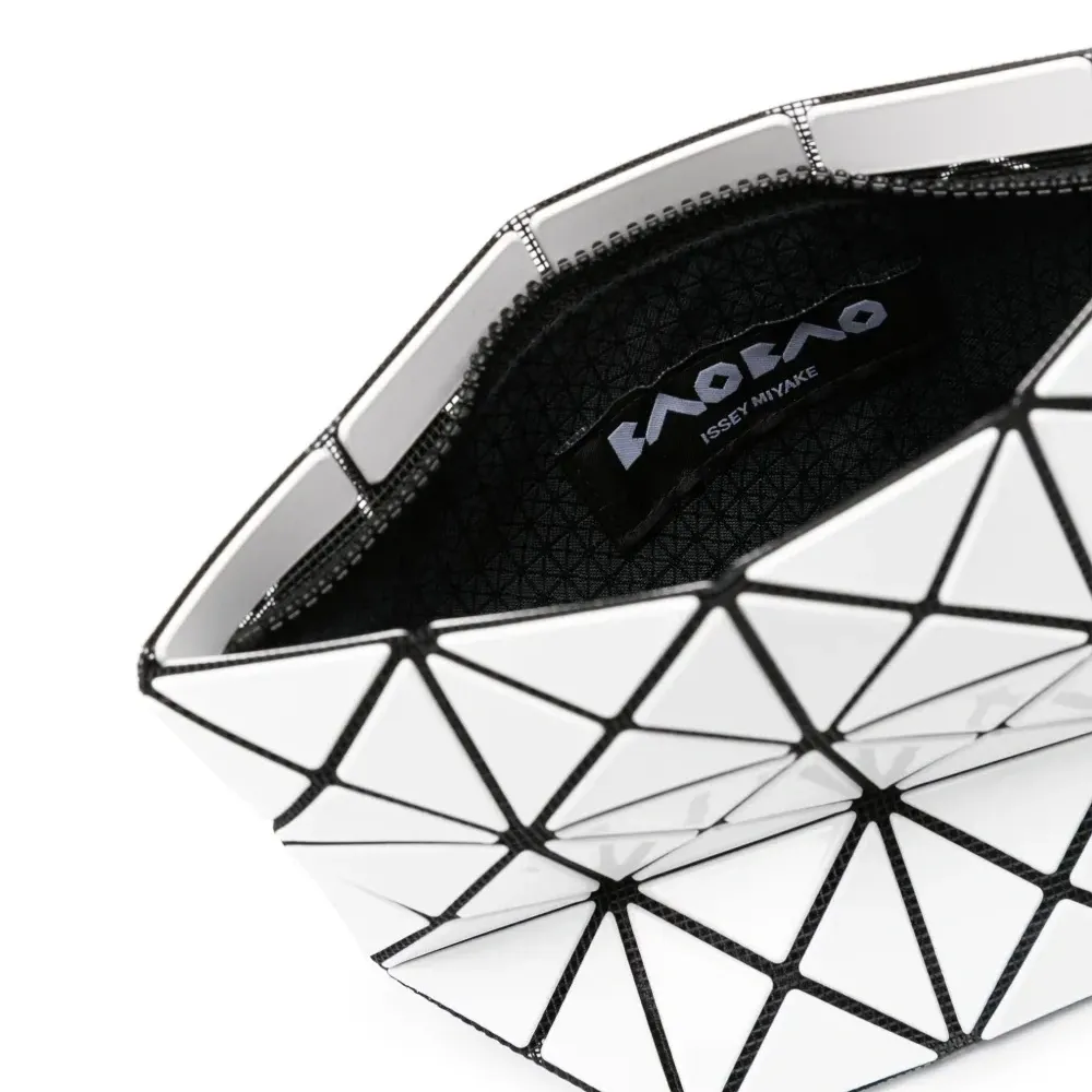 Лакированный клатч с геометричным узором