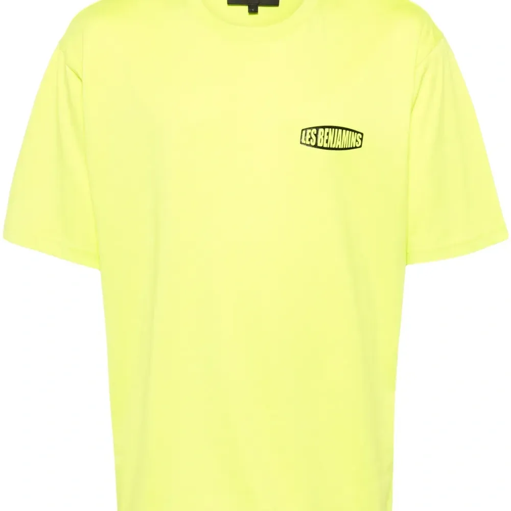 Футболка с логотипом