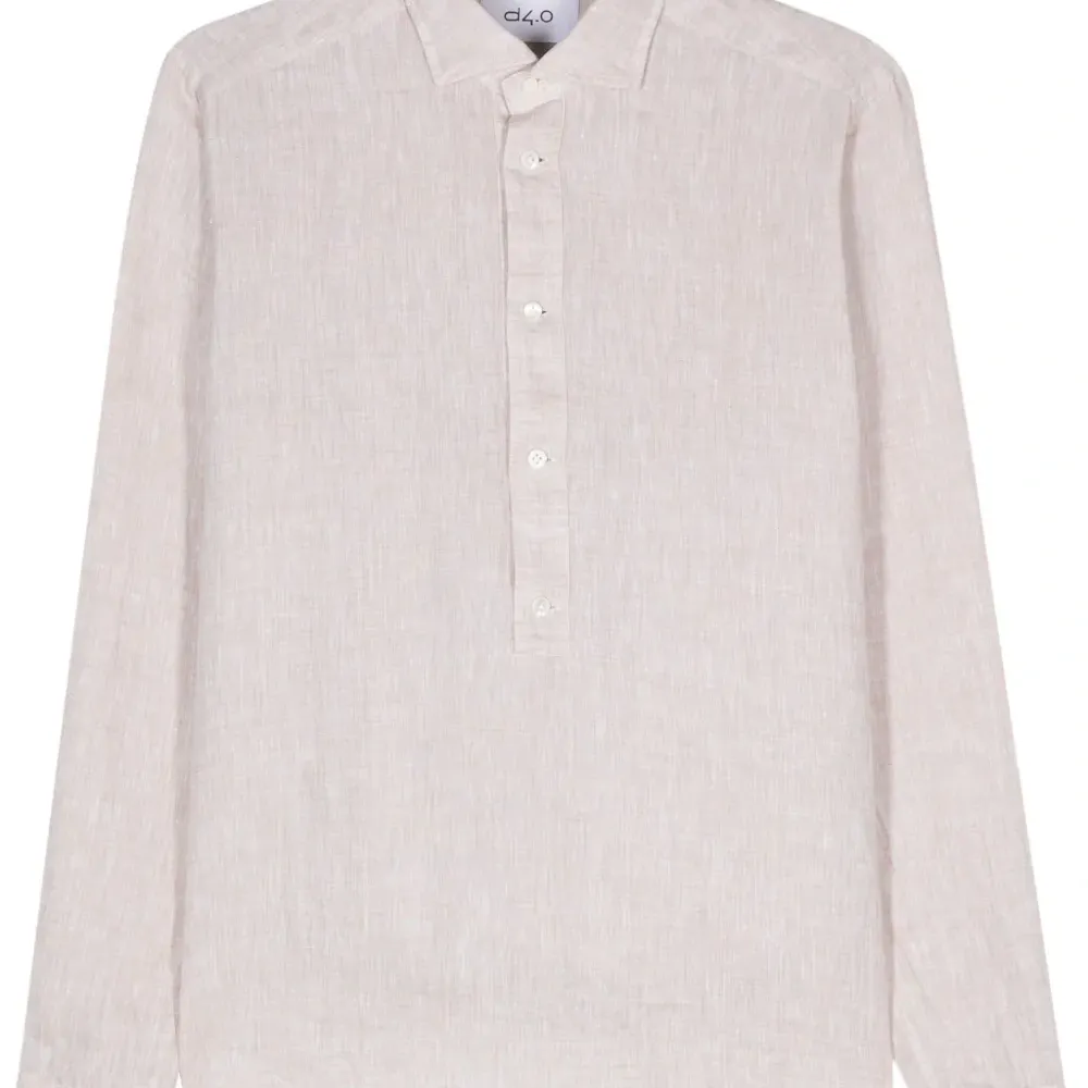 Льняная рубашка со срезанным воротником