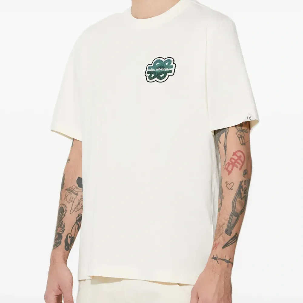 футболка с нашивкой-логотипом