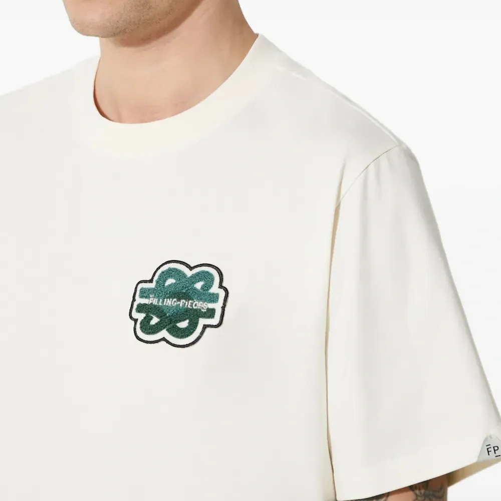 футболка с нашивкой-логотипом