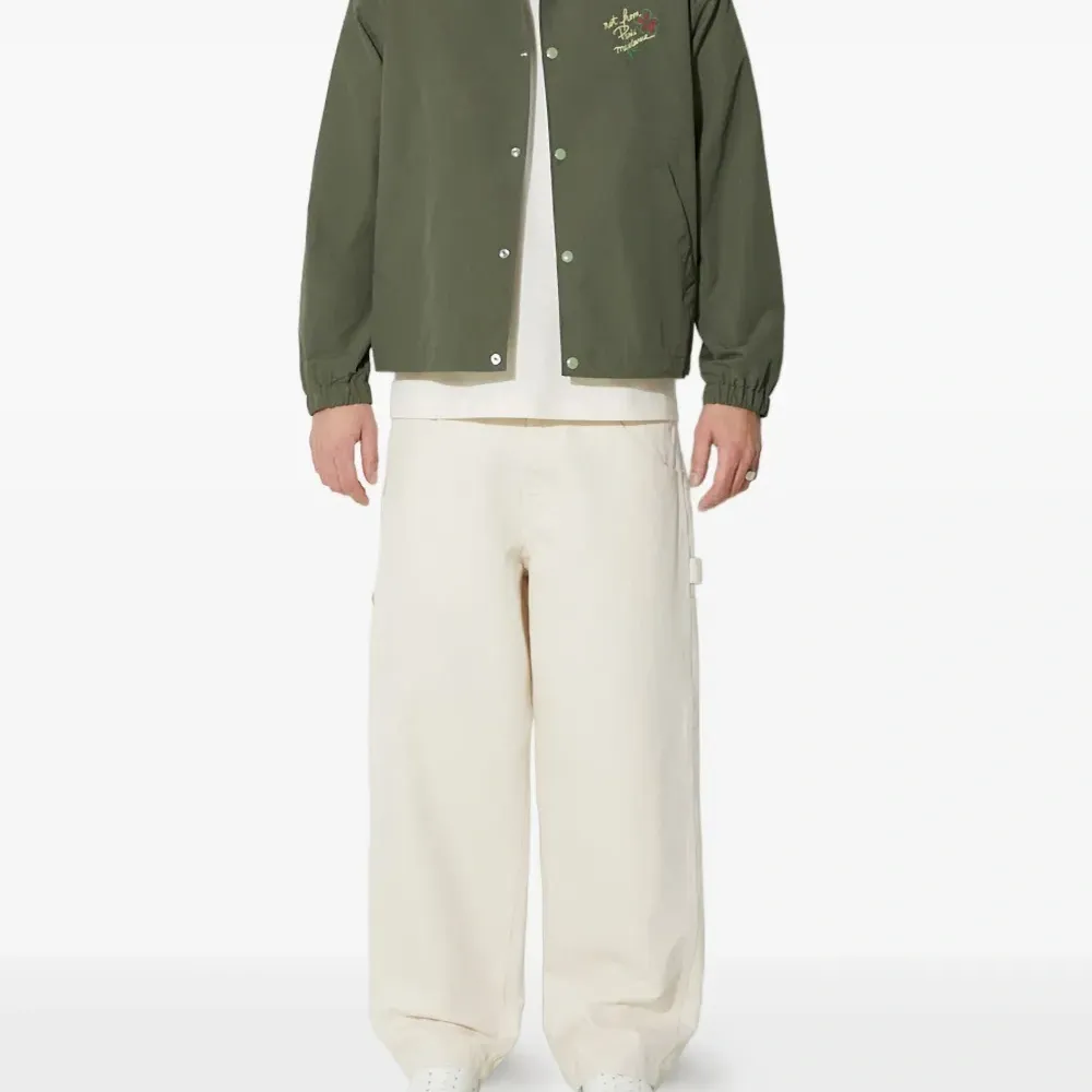 футболка с нашивкой-логотипом