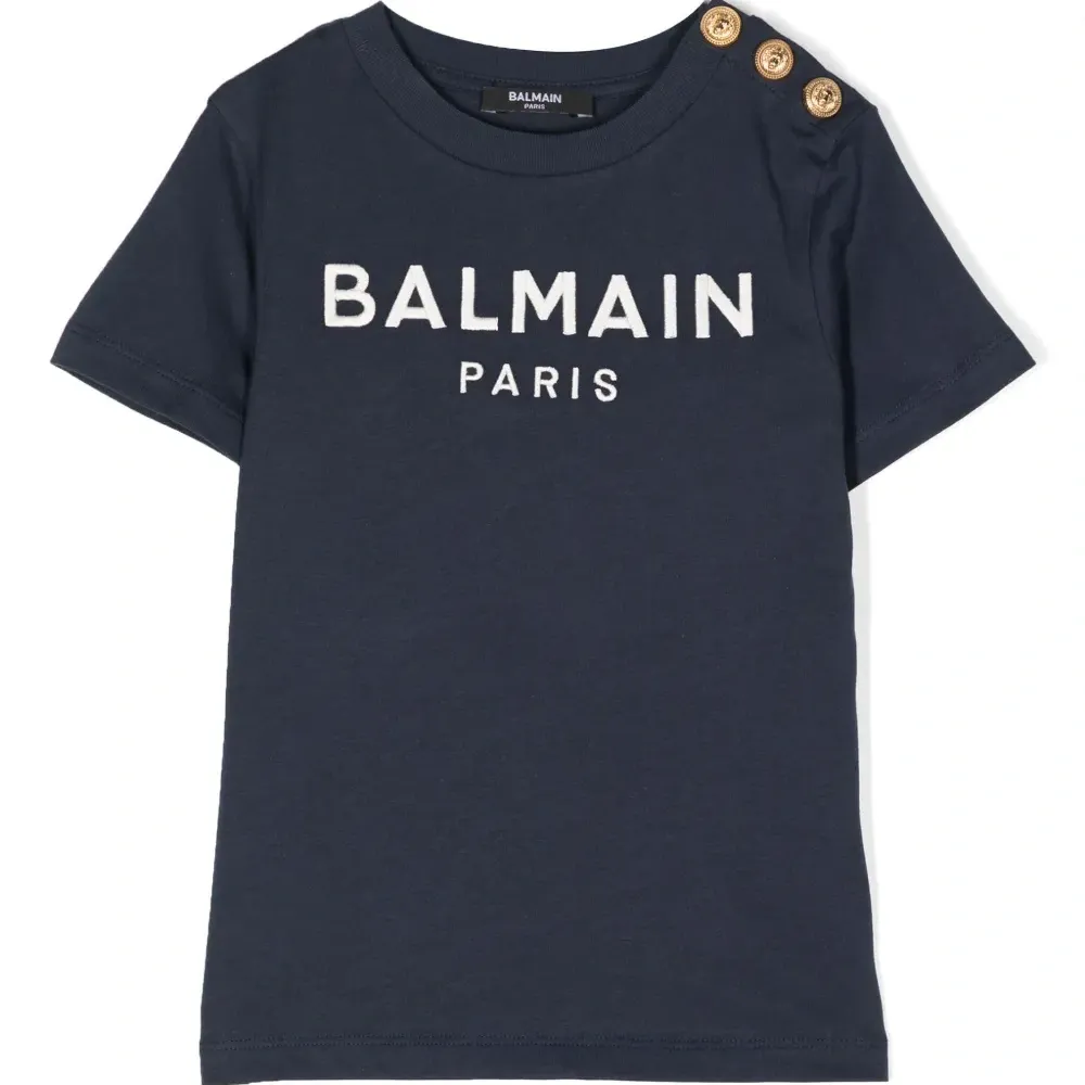 Футболка с вышитым логотипом