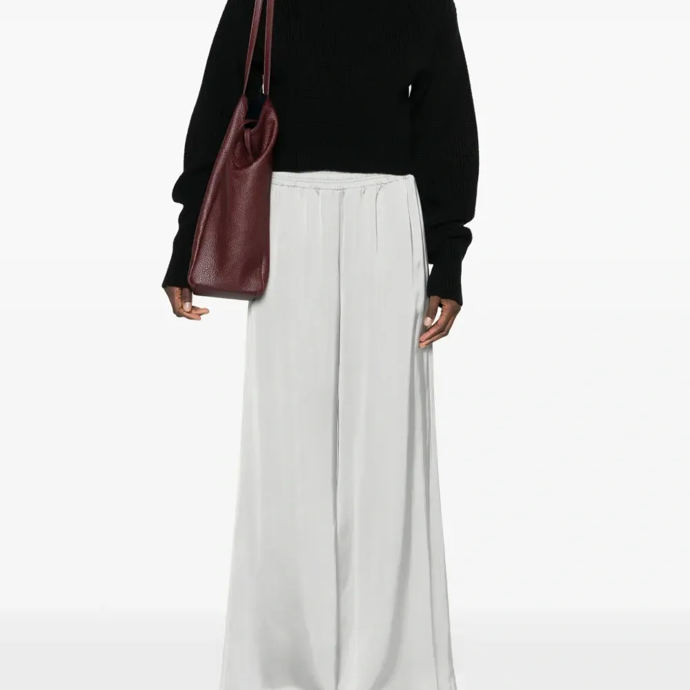 Атласные брюки широкого кроя