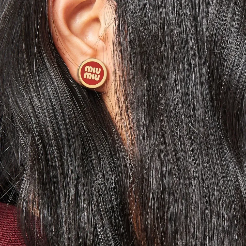 Серьги-гвоздики с логотипом