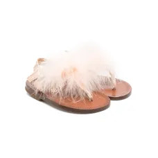 Сандалии с помпонами и Т-образным ремешком