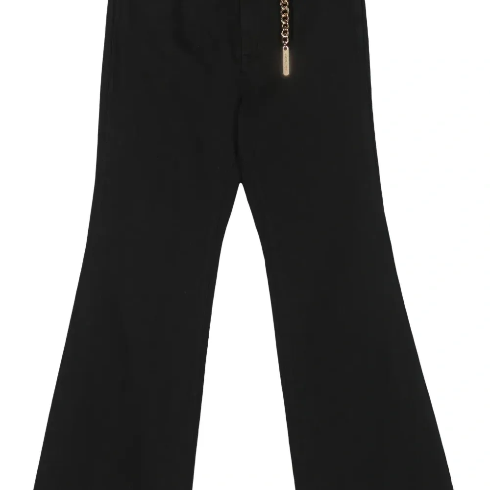 Расклешенные джинсы с цепочным ремнем