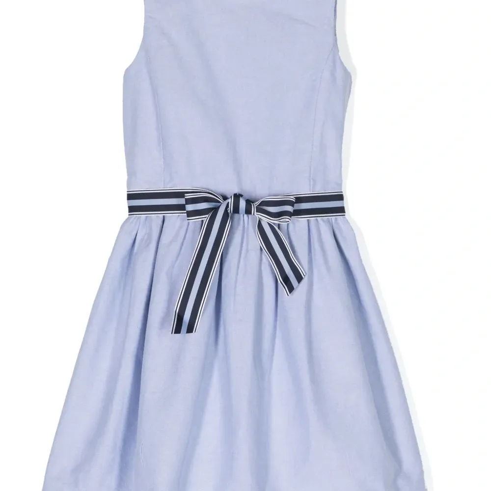 Платье без рукавов с поясом