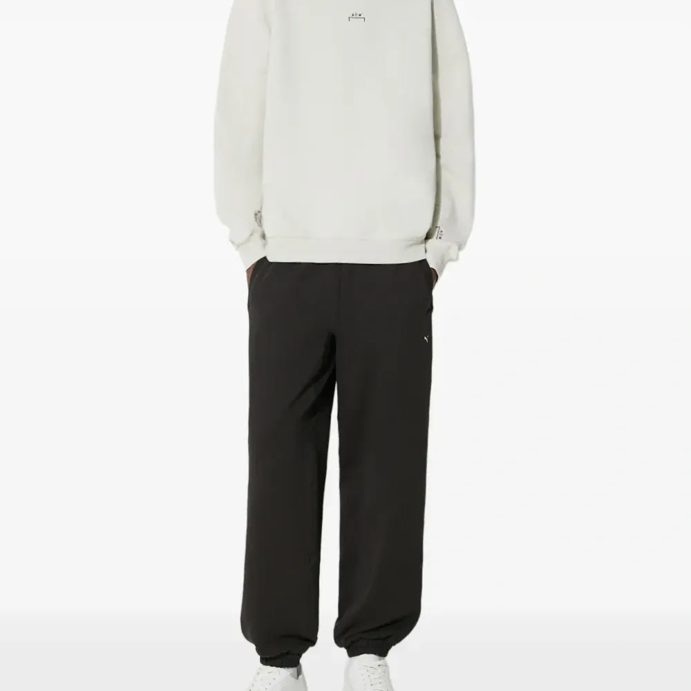 Брюки с вышитым логотипом