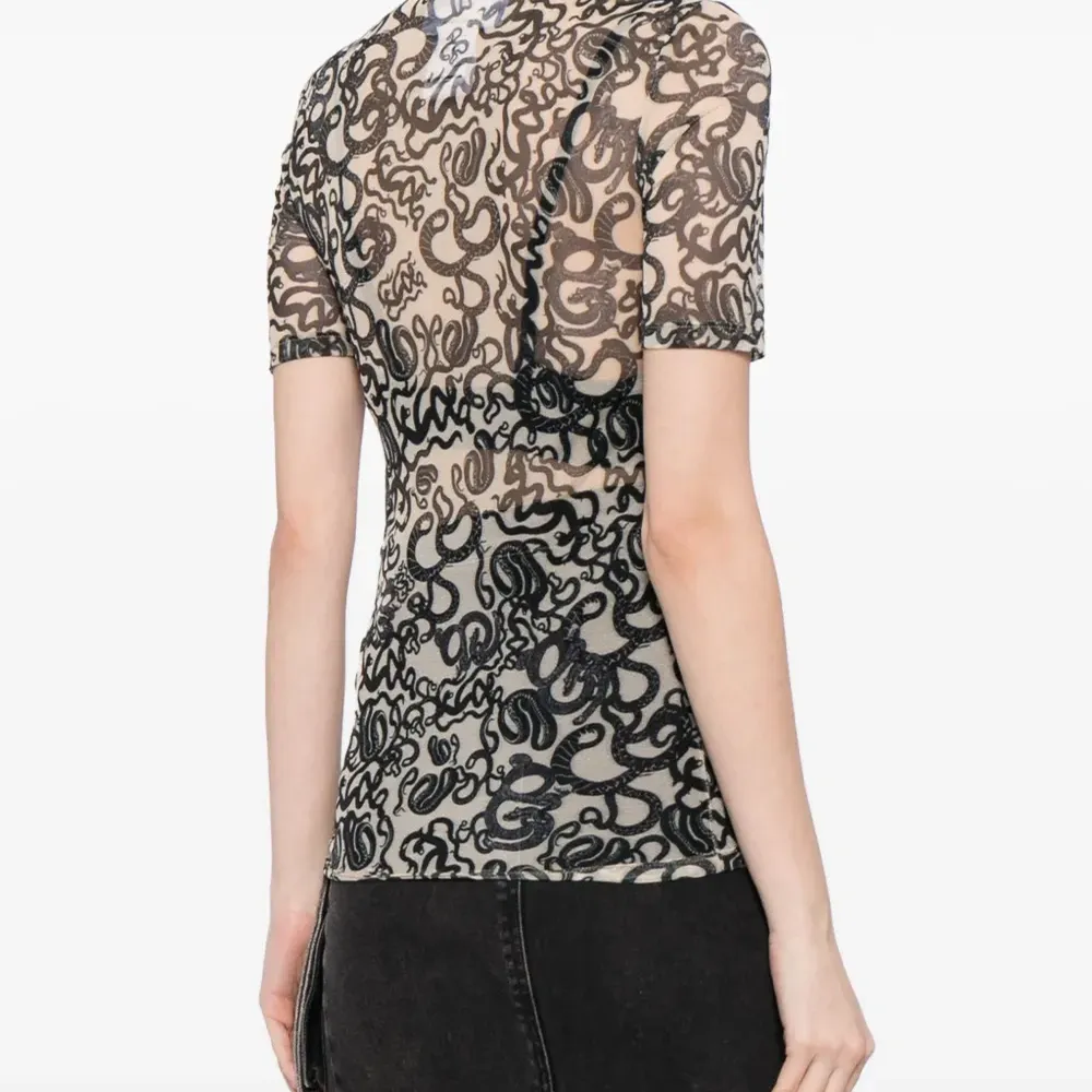 Полупрозрачная футболка с принтом