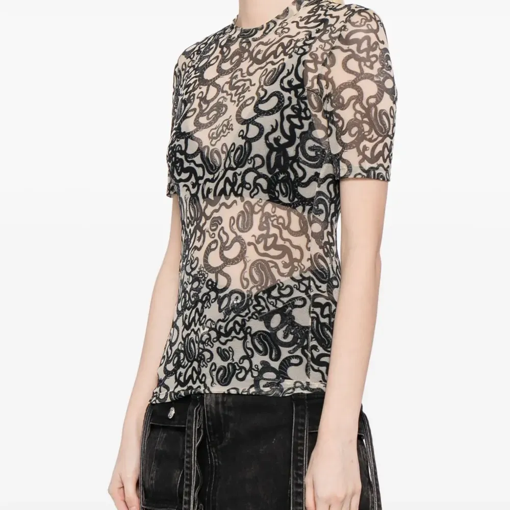 Полупрозрачная футболка с принтом