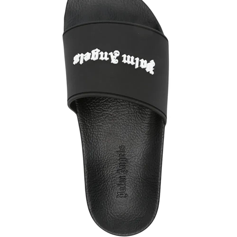 Шлепанцы с тисненым логотипом