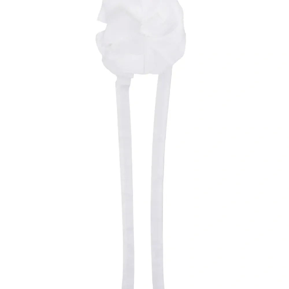 Украшение на шею с цветочной аппликацией