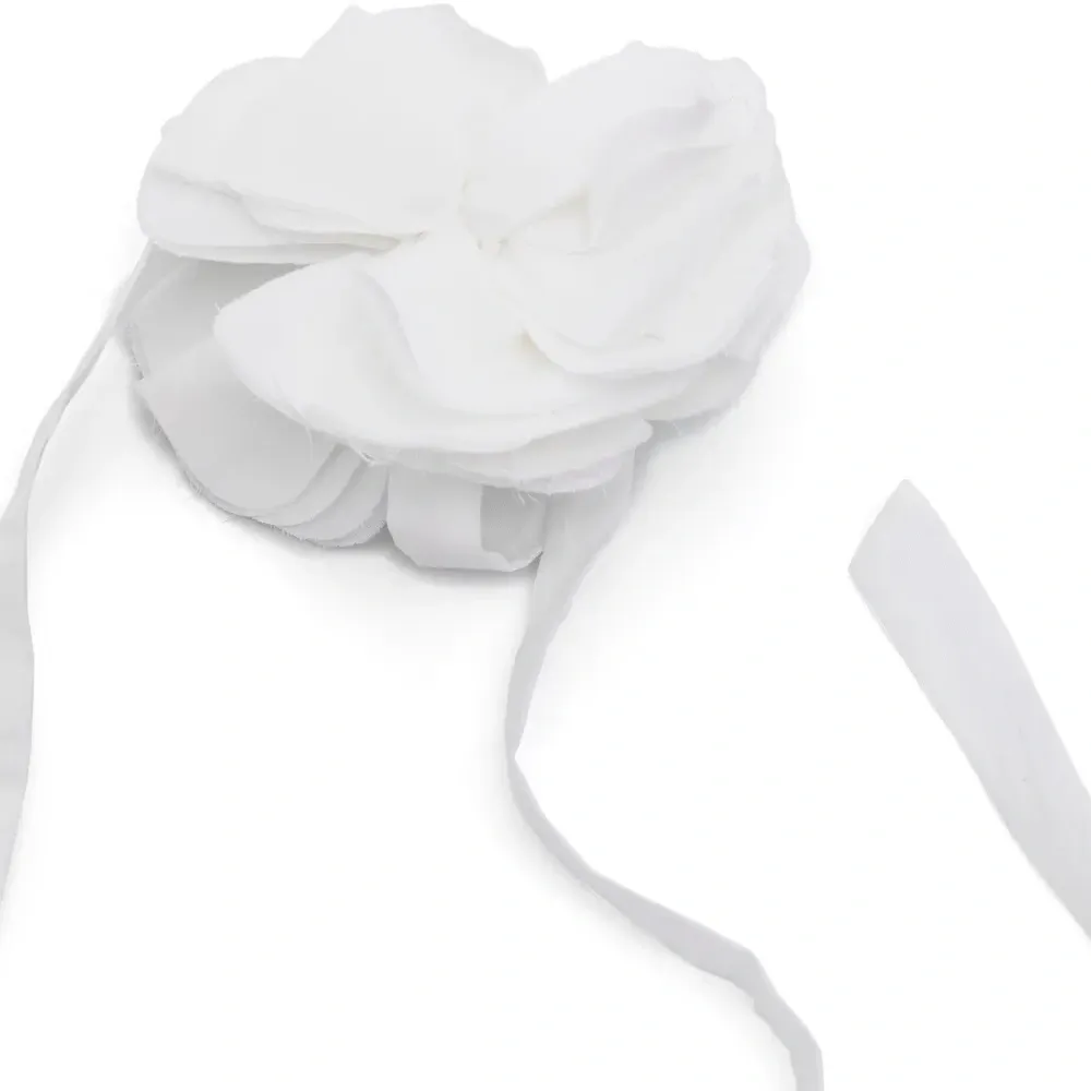 Украшение на шею с цветочной аппликацией