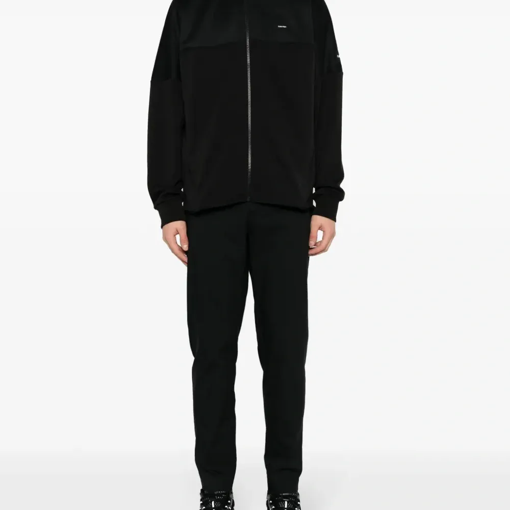 Толстовка на молнии с нашивкой-логотипом