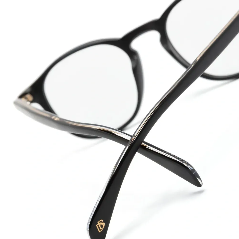 Очки в круглой оправе