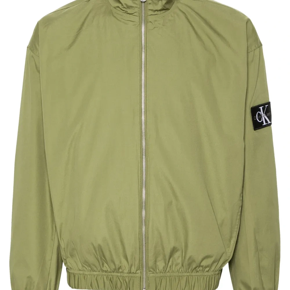 Бомбер с нашивкой-логотипом